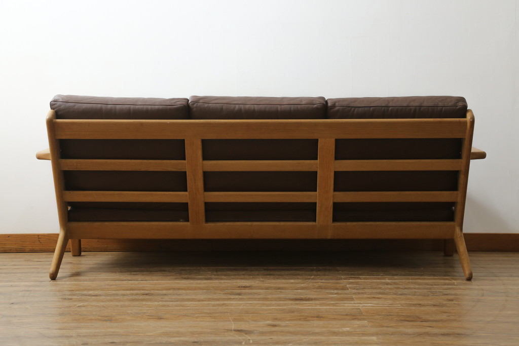 北欧家具　デンマークビンテージ　本革(レザー)　GETAMA(ゲタマ)　Hans J Wegner(ハンス・J・ウェグナー)　GE290　くつろぎの空間を演出するアーム付き3人掛けソファ(3P、三人掛け、アームソファ、トリプルソファ、3シーター、北欧、ヴィンテージ)(R-072801)