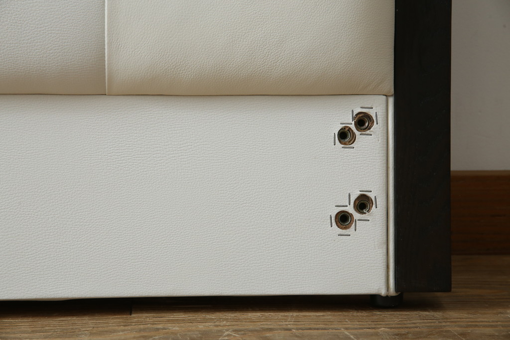 中古　美品　IDC大塚家具オリジナル　「ジオR」　合皮　モダンでシャープなデザインが格好良いセミダブルベッドフレーム(定価約15万円)(ベッド)(R-059378)