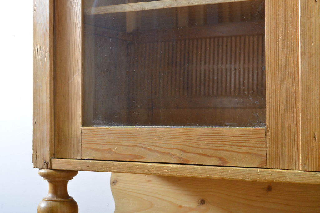 フランスアンティーク　パイン材の温かな風合いが魅力のカップボード(食器棚、キャビネット、収納棚、戸棚、飾り棚、書棚、本箱、引き出し)(R-062223)