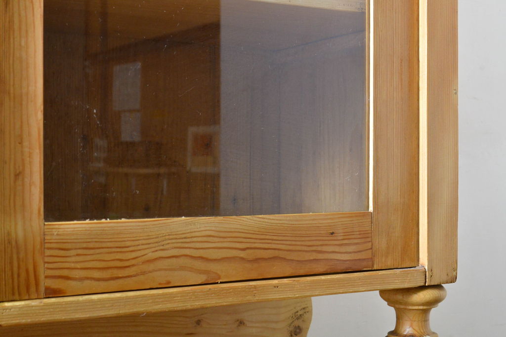 フランスアンティーク　パイン材の温かな風合いが魅力のカップボード(食器棚、キャビネット、収納棚、戸棚、飾り棚、書棚、本箱、引き出し)(R-062223)