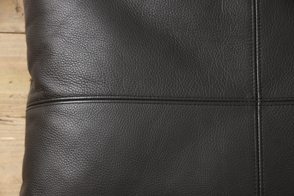 中古　超美品　arflex(アルフレックス)　BRERA (ブレラ)　L1　本革　ブラックカラーが高級感を醸し出すレザークッション(定価約6万5千円)(R-061714)