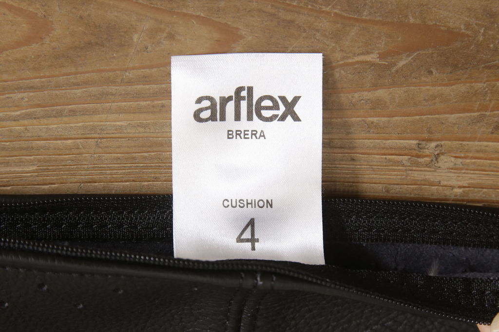 中古　超美品　arflex(アルフレックス)　BRERA (ブレラ)　L1　本革　ブラックカラーが高級感を醸し出すレザークッション(定価約6万5千円)(R-061714)