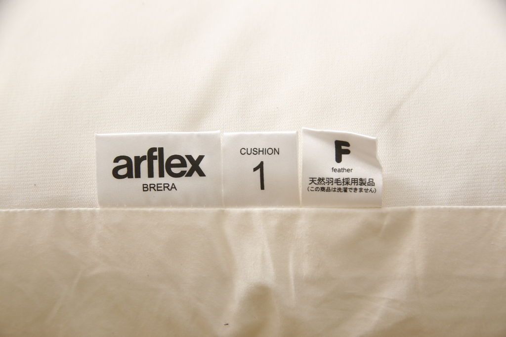 中古　超美品　arflex(アルフレックス)　BRERA (ブレラ)　L1　本革　ブラックカラーが高級感を醸し出すレザークッション(定価約7万円)(R-061715)