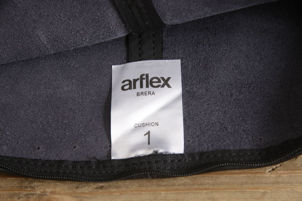 中古　超美品　arflex(アルフレックス)　BRERA (ブレラ)　L1　本革　ブラックカラーが高級感を醸し出すレザークッション(定価約7万円)(R-061715)