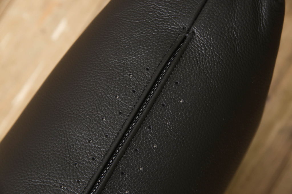 中古　超美品　arflex(アルフレックス)　BRERA (ブレラ)　L1　本革　ブラックカラーが高級感を醸し出すレザークッション(定価約9万5千円)(R-061716)