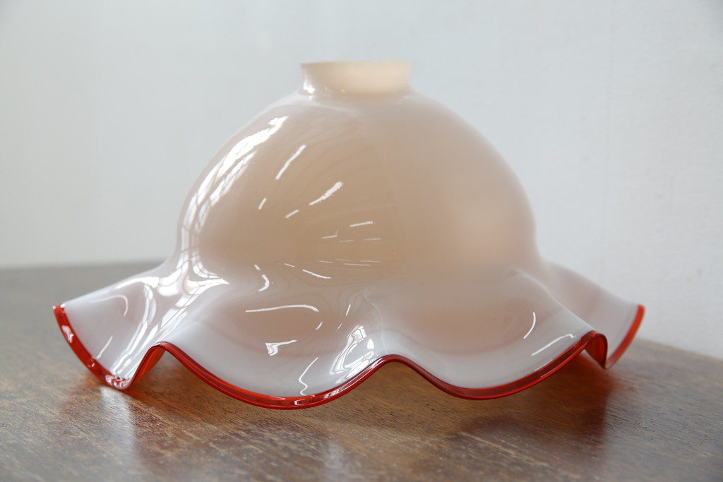 和製アンティーク　乳白ガラス　赤色の波打つ縁が美しいフリルガラスの照明カバー(吊り下げ照明、ペンダントライト、天井照明、シェード、電笠)(R-083331)