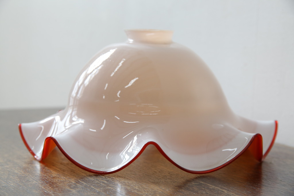 和製アンティーク　乳白ガラス　赤色の波打つ縁が美しいフリルガラスの照明カバー(吊り下げ照明、ペンダントライト、天井照明、シェード、電笠)(R-083339)