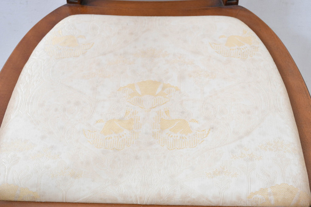 中古　美品　イタリア　高級ブランド家具　メデア(Medea)　背板の彫刻と華やかなファブリックが印象的なハイバックチェア(椅子、イス、ダイニングチェア、アームチェア)(定価40万5千円)(R-083509)