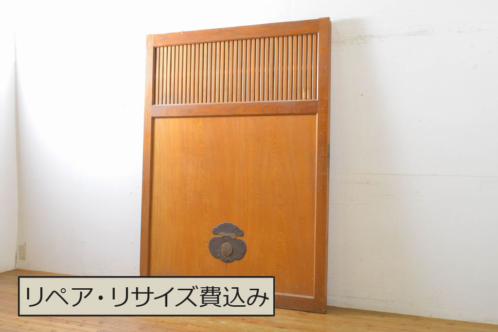 アンティーク建具　美品!　総欅(ケヤキ)材　巾着金具　鶴　明るい色合いのケヤキ戸に大振りの金具が映える格子蔵戸1枚(玄関戸、引き戸)(R-062210)