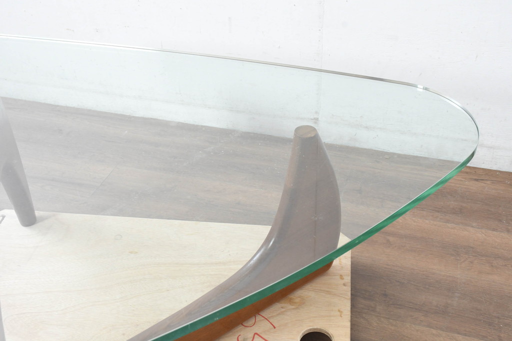 中古　美品　リプロダクト品　イサム・ノグチ(Isamu Noguchi)　洗練されたモダンデザインが美しいセンターテーブル(コーヒーテーブル、ローテーブル、ガラステーブル、カクテルテーブル、リビングテーブル)(R-083519)