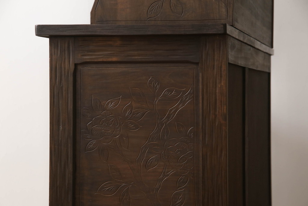 和製ビンテージ　軽井沢彫り　隅々まで施された牡丹の彫りが美しいキャビネット(食器棚、カップボード、収納棚、戸棚、飾り棚、ヴィンテージ)(R-069201)