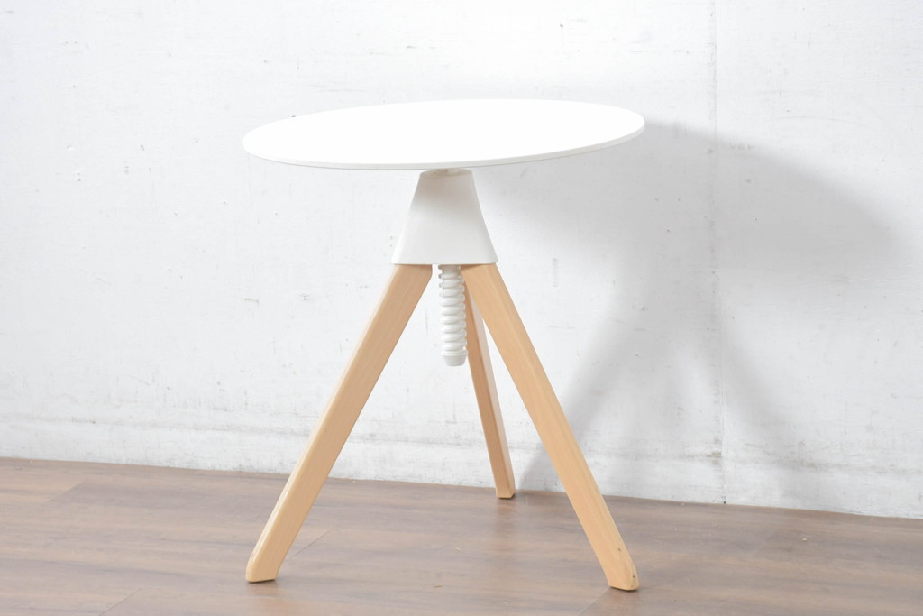 中古　展示品　超美品　イタリア　マジス(MAGIS)　ナチュラルウッド×ホワイトの洗練された配色が魅力の昇降式丸テーブル(ラウンドテーブル、サイドテーブル、カフェテーブル、コーヒーテーブル、花台、飾り台)(R-083390)