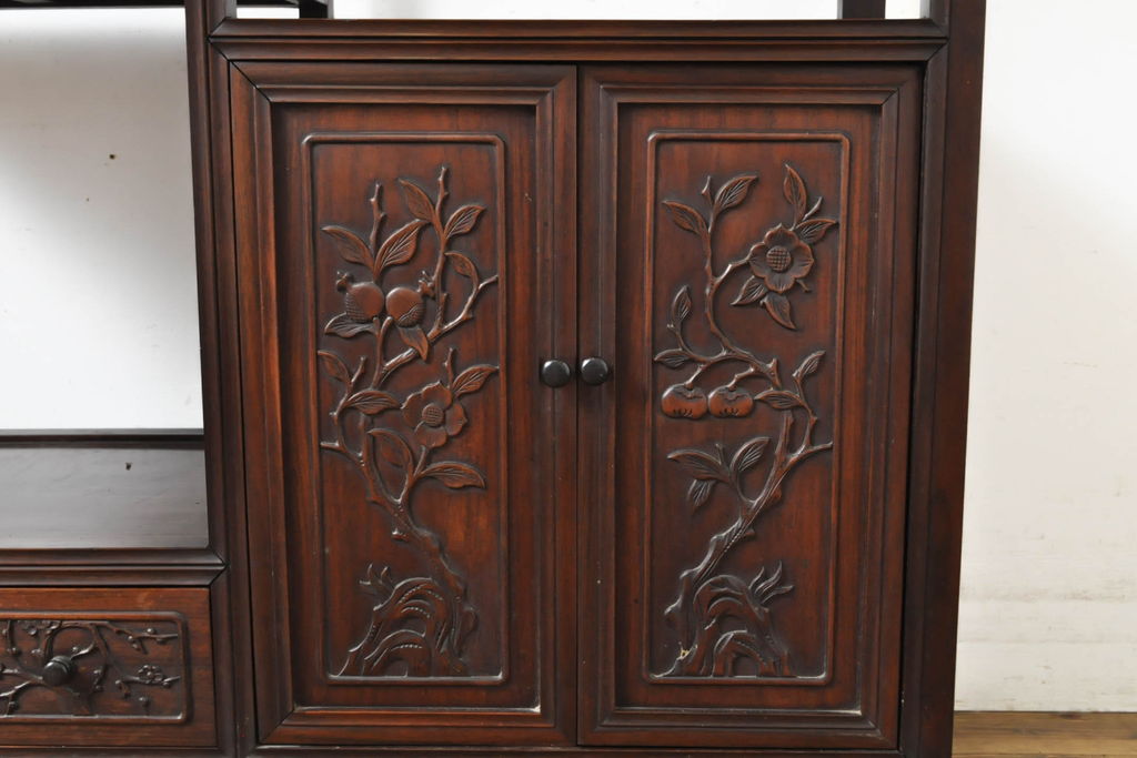 和製アンティーク　花梨(カリン)材　前面に施された彫刻が品を感じさせる飾り棚(戸棚、収納棚、茶棚)(R-062861)