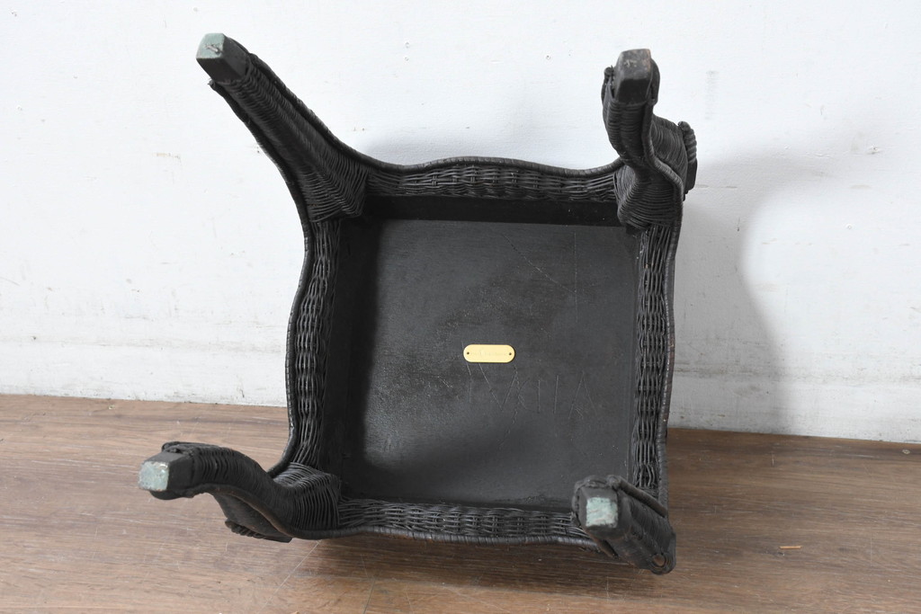 中古　美品!!　希少モデル　ポロ ラルフローレンホーム(Polo Ralph Lauren Home)　 高級感漂うラタン素材のクラシカルなサイドテーブル(コーヒーテーブル、ナイトテーブル、花台、飾り台)(定価約12万円)(R-083548)