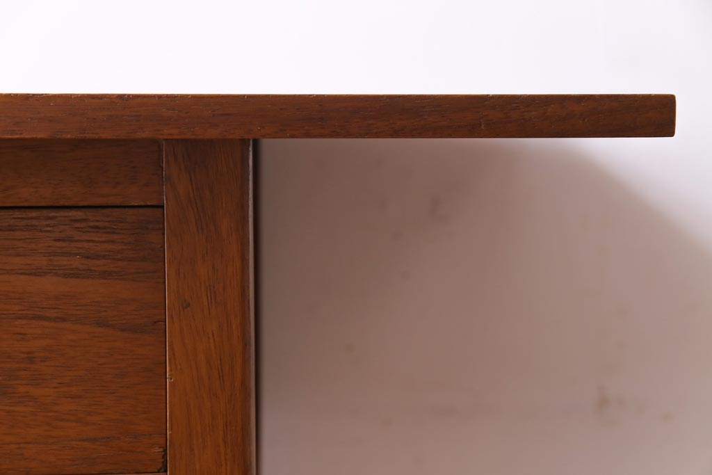 北欧家具　ビンテージ　チーク材　スタイリッシュで実用的なソーイングテーブル(デスク、在宅ワーク、在宅用サイドテーブル)