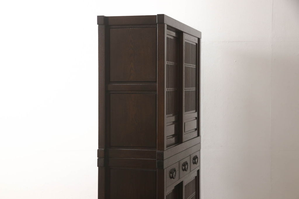 中古　美品　最高級　府中家具　松尾博昭 作　栗材　和の趣あふれる佇まいが魅力的な二段重ね水屋箪笥(食器棚、戸棚、収納棚、キャビネット)(R-063147)