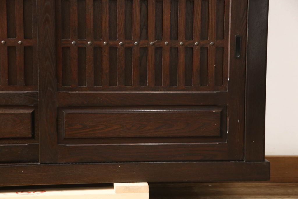 中古　美品　最高級　府中家具　松尾博昭 作　栗材　和の趣あふれる佇まいが魅力的な二段重ね水屋箪笥(食器棚、戸棚、収納棚、キャビネット)(R-063147)