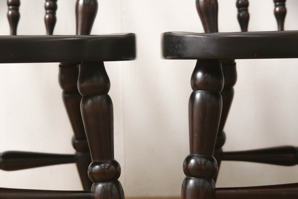 中古　北海道民芸家具　クラシカルな雰囲気を醸し出すダイニングチェア2脚セット(椅子、板座チェア)(R-060100)