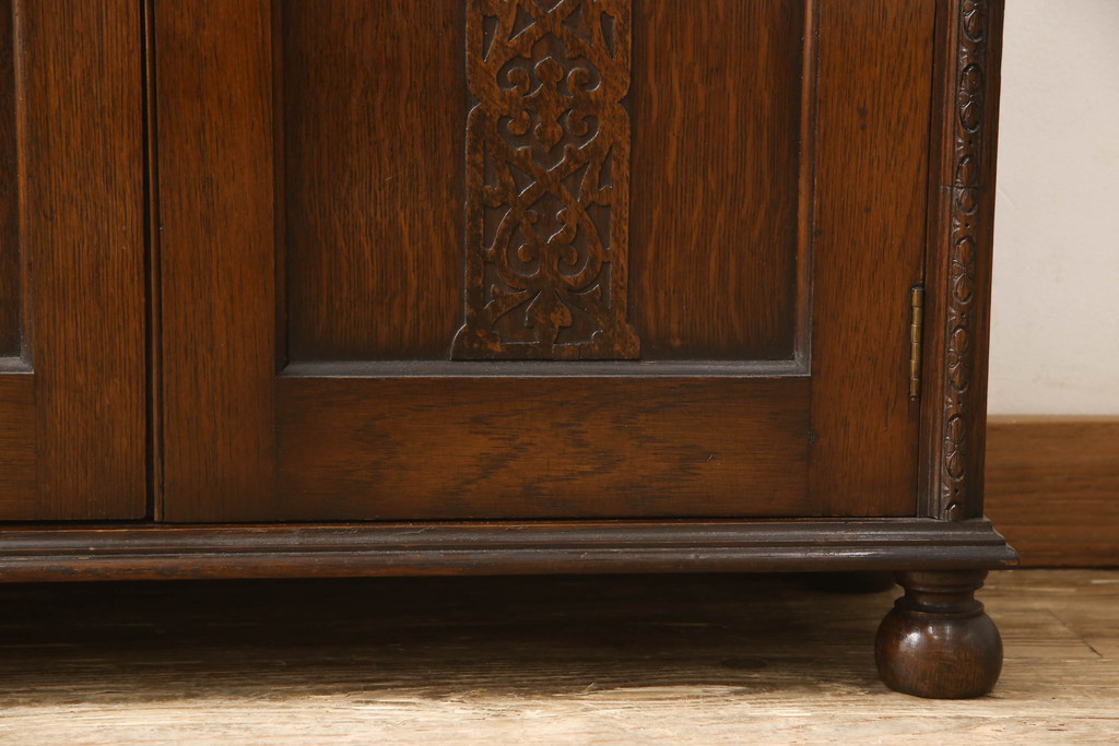 アンティーク家具　イギリスアンティーク　オーク材　細部の彫刻がエレガントなキャビネット(食器棚、カップボード、飾り棚、収納棚、戸棚、本箱、ブックケース)(R-060238)