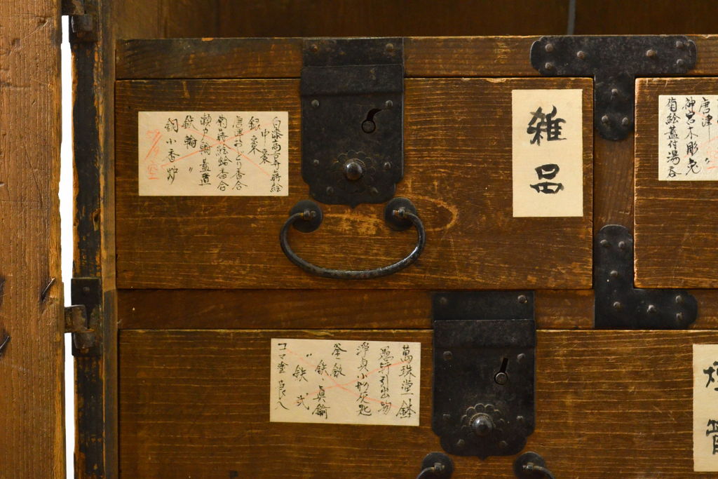 和製アンティーク 古き良き時代の趣を感じらる観音扉の帳場箪笥