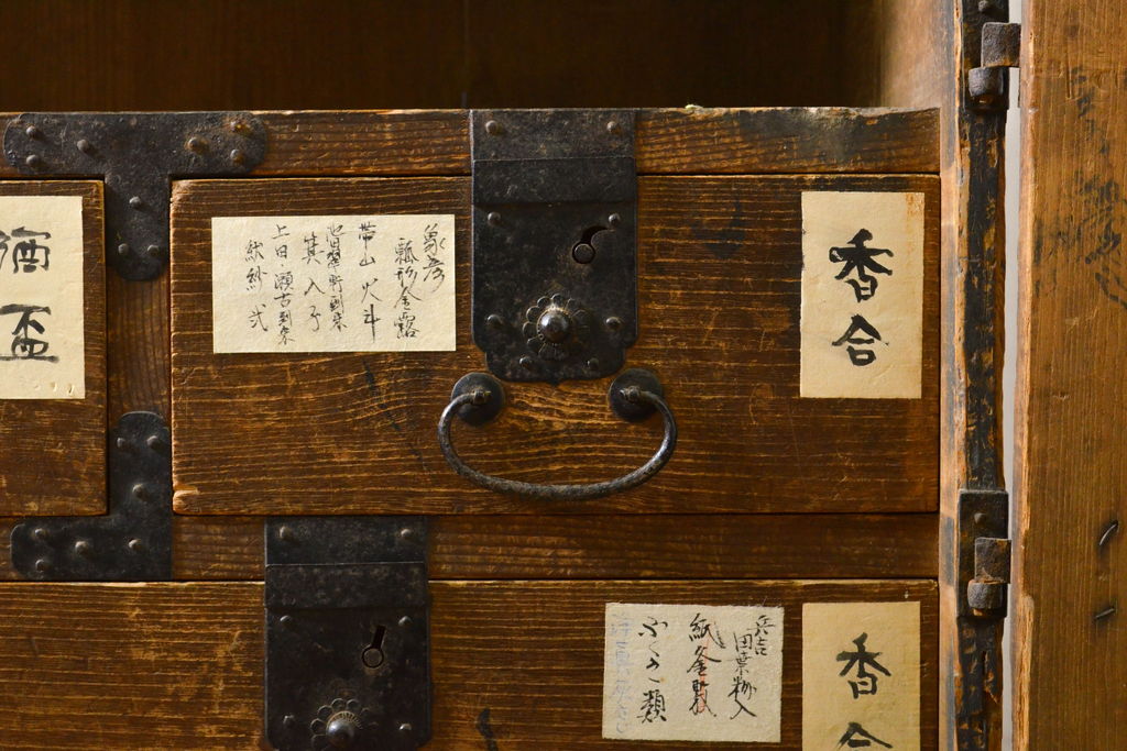 和製アンティーク　古き良き時代の趣を感じらる観音扉の帳場箪笥(戸棚、和タンス、時代箪笥、収納箪笥、引き出し)(R-062427)
