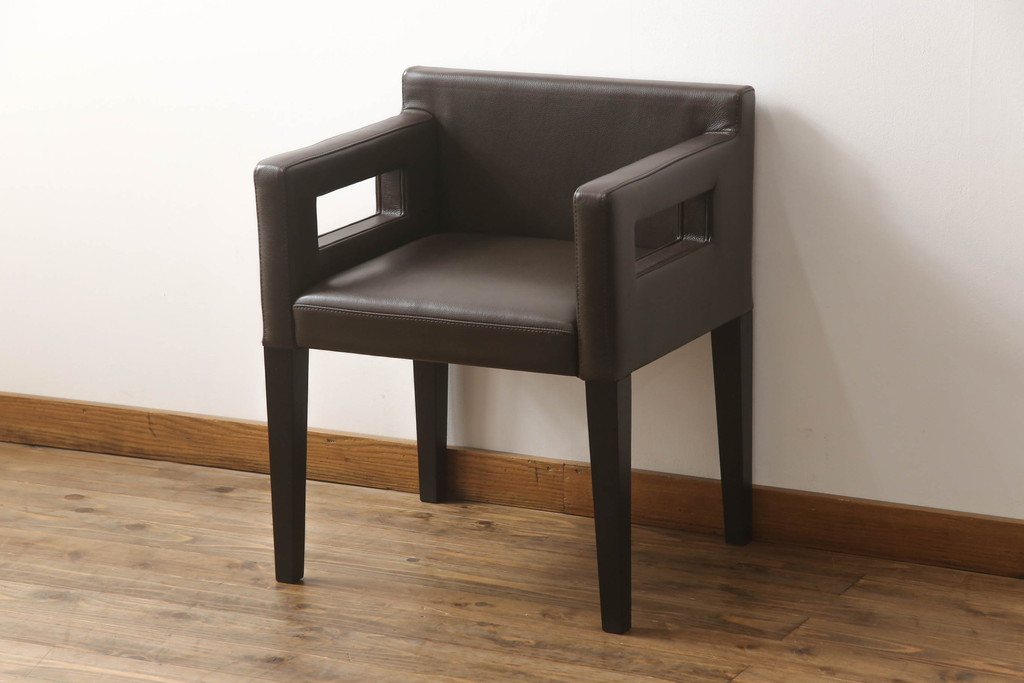 中古　超美品　Cassina(カッシーナ)　CATHERINE MEMMI(カトリーヌ・メミ)　本革　シンプルでシックなデザインが魅力的なアームチェア(ダイニングチェア、椅子、イス)(定価約21万円)(R-058673)