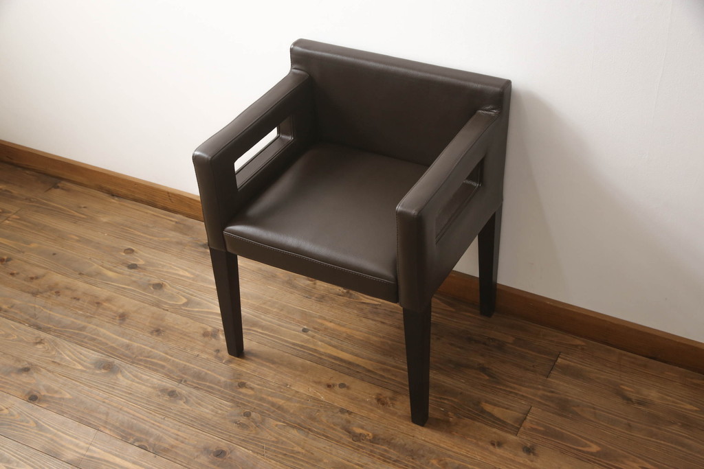 中古　超美品　Cassina(カッシーナ)　CATHERINE MEMMI(カトリーヌ・メミ)　本革　シンプルでシックなデザインが魅力的なアームチェア(ダイニングチェア、椅子、イス)(定価約21万円)(R-058673)