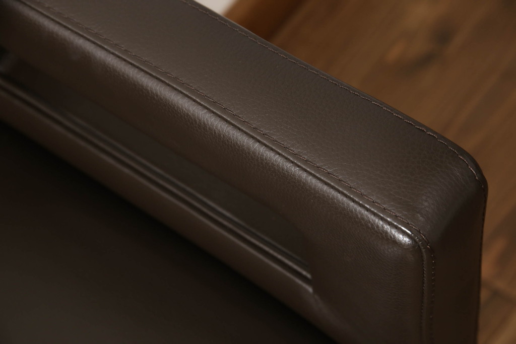 中古　超美品　Cassina(カッシーナ)　CATHERINE MEMMI(カトリーヌ・メミ)　本革　シンプルでシックなデザインが魅力的なアームチェア(ダイニングチェア、椅子、イス)(定価約21万円)(R-058673)