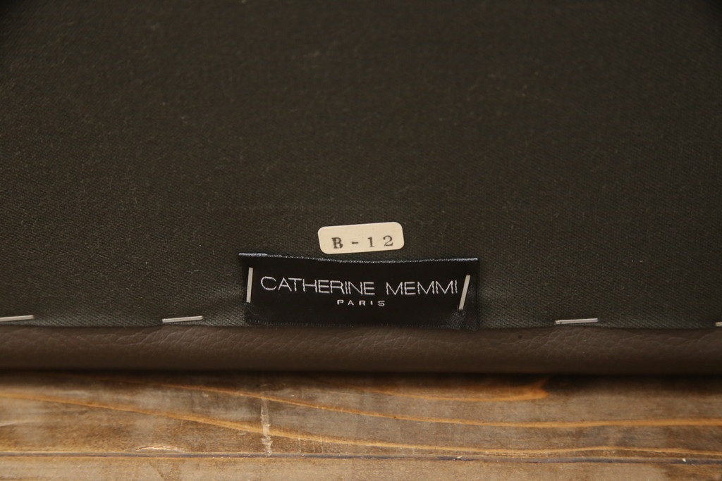 中古　超美品　Cassina(カッシーナ)　CATHERINE MEMMI(カトリーヌ・メミ)　本革　シンプルでシックなデザインが魅力的なアームチェア(ダイニングチェア、椅子、イス)(定価約21万円)(R-058673)