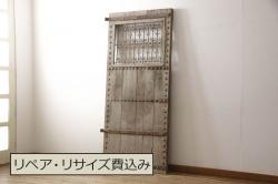 和製アンティーク　漆塗り　縦桟と金具が目を引く蔵戸(引き戸、建具、玄関戸)(R-030456)