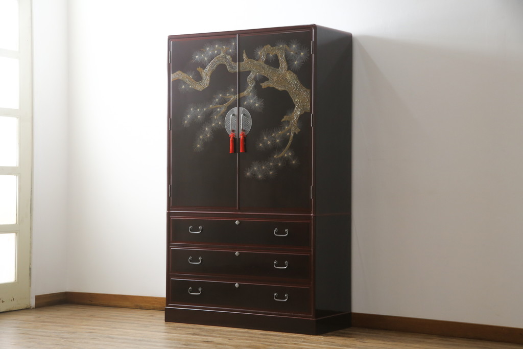 中古　最高級!　総漆塗り　美しい松の漆絵が入った総桐箪笥(和タンス、衣装箪笥、桐タンス)(定価約200万円)(R-056867)