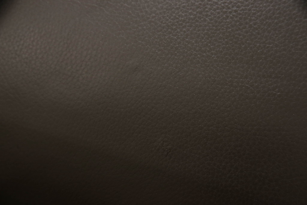 中古　超美品　Cassina(カッシーナ)　CATHERINE MEMMI(カトリーヌ・メミ)　本革　シンプルでシックなデザインが魅力的なアームチェア(ダイニングチェア、椅子、イス)(定価約21万円)(R-058671)