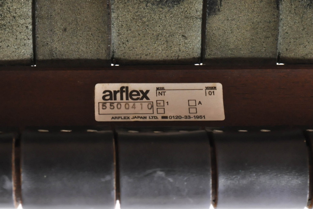 中古　arflex(アルフレックス)　NT(エヌティー)　本革(レザー)　スタイリッシュなデザインが魅力のアームレスチェア2脚セット(スタッキングチェア、ダイニングチェア、椅子、イス)(定価2脚で約33万6千円)(R-074391)
