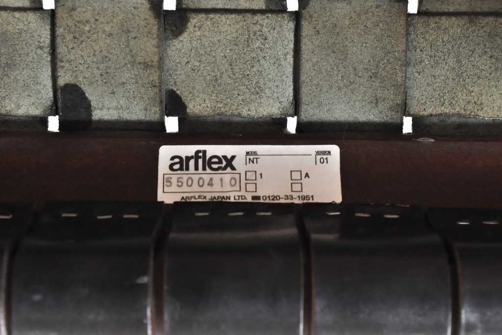 中古　arflex(アルフレックス)　NT(エヌティー)　本革(レザー)　スタイリッシュなデザインが魅力のアームレスチェア2脚セット(スタッキングチェア、ダイニングチェア、椅子、イス)(定価2脚で約33万6千円)(R-074391)