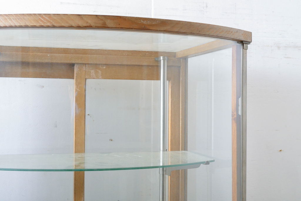 和製アンティーク　前面曲面ガラス(Rガラス)　レトロな雰囲気漂う縦型ガラスケース(ショーケース、飾り棚、陳列棚、収納棚)(R-061504)