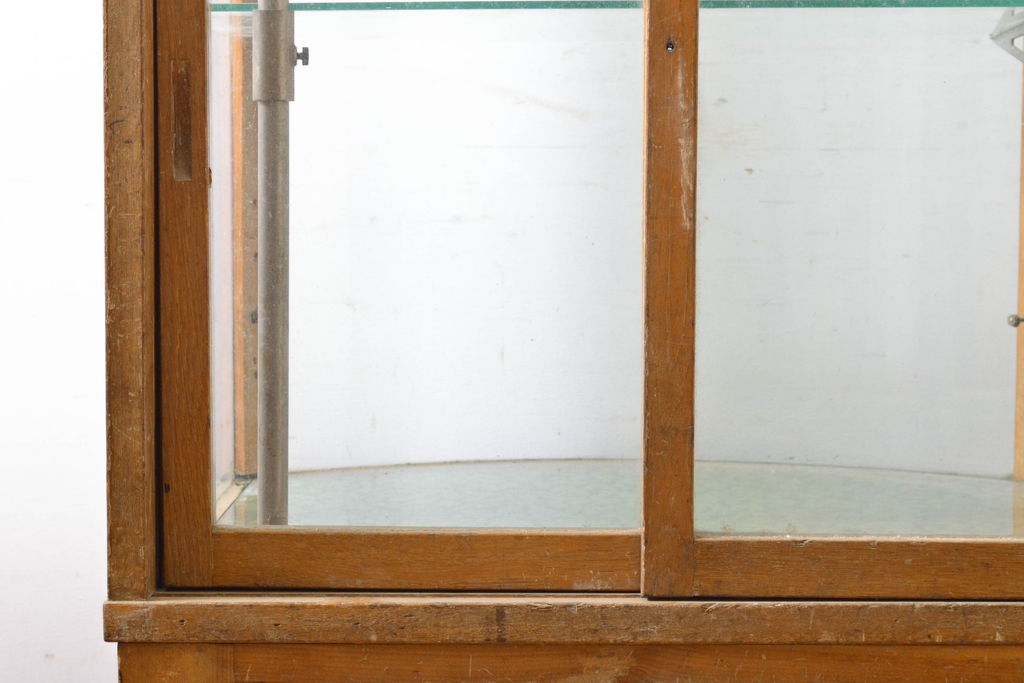 和製アンティーク　前面曲面ガラス(Rガラス)　レトロな雰囲気漂う縦型ガラスケース(ショーケース、飾り棚、陳列棚、収納棚)(R-061504)