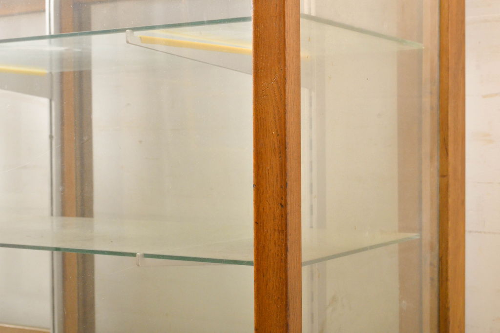 和製アンティーク　ナラ材　レトロな雰囲気たっぷりな丸脚付きガラスケース(ショーケース、陳列棚、飾り棚)(R-062634)