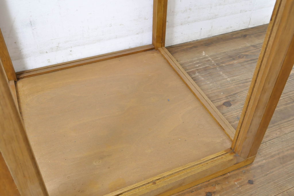 和製アンティーク　デッドストック品　シンプルなデザインで使いやすい古い家具屋の木製縦型ガラスケース(ショーケース、陳列棚、飾り棚、収納棚)(R-062858)