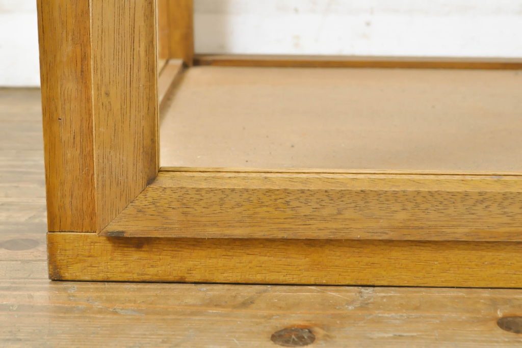 和製アンティーク　デッドストック品　シンプルなデザインで使いやすい古い家具屋の木製縦型ガラスケース(ショーケース、陳列棚、飾り棚、収納棚)(R-062858)