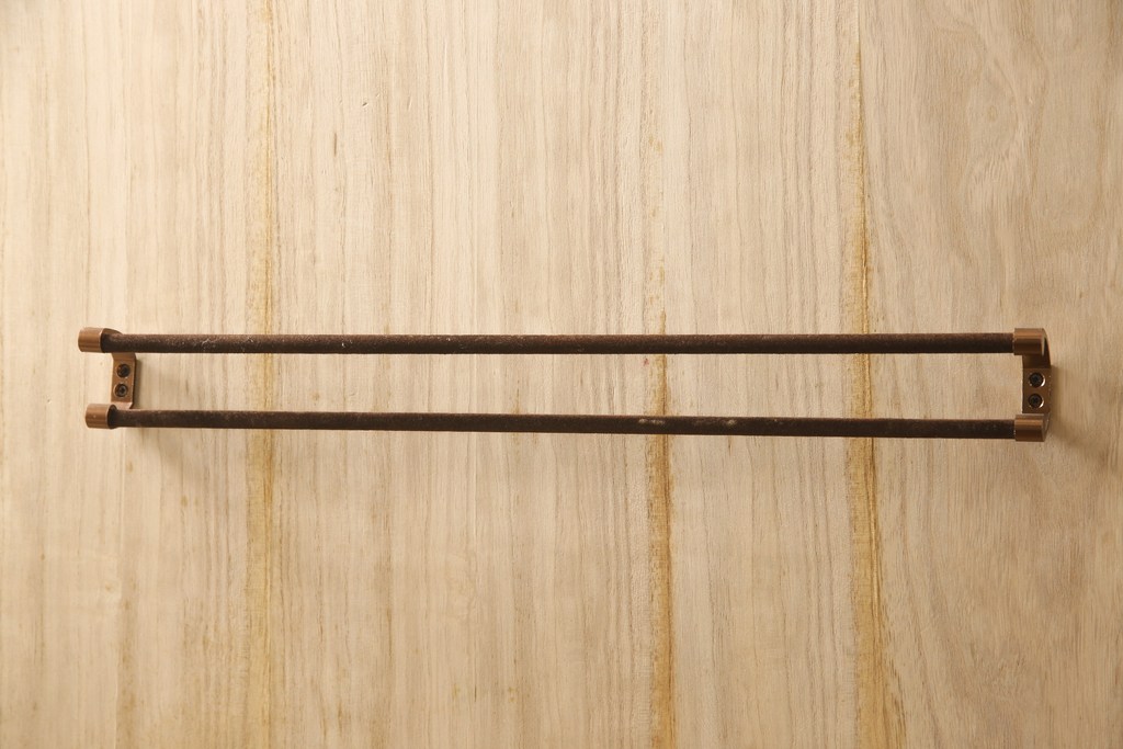 高級品　美品　朱塗り　桐材　金具の黒と朱色のコントラストが鮮やかな米沢箪笥(ワードローブ、洋服タンス、民芸箪笥、和たんす、引き出し)(R-057260)
