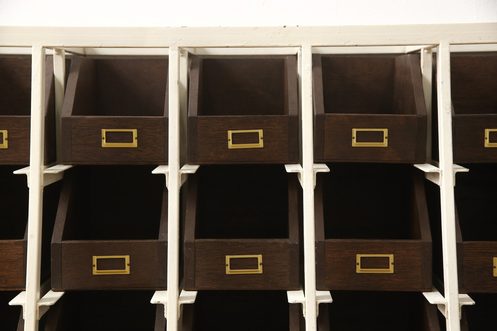 ヴィンテージ家具　 ホワイトカラーのアイアンフレームと木箱の組み合わせがおしゃれな収納棚(部品入れ、陳列棚、パーツ入れ、店舗什器、小物収納、ビンテージ)(R-051044)