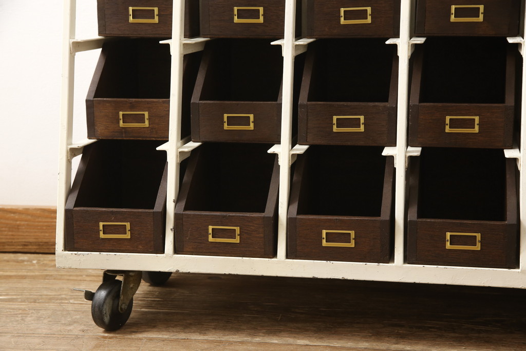 ヴィンテージ家具　ホワイトカラーのアイアンフレームと木箱の組み合わせがおしゃれな収納棚(部品入れ、陳列棚、パーツ入れ、店舗什器、小物収納、ビンテージ)(R-051044)