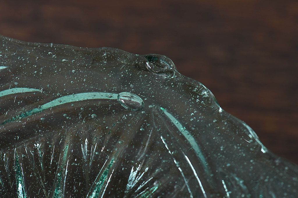 アンティーク雑貨　大正期　薄い緑色のプレスガラス製深皿(鉢、器、レース皿)