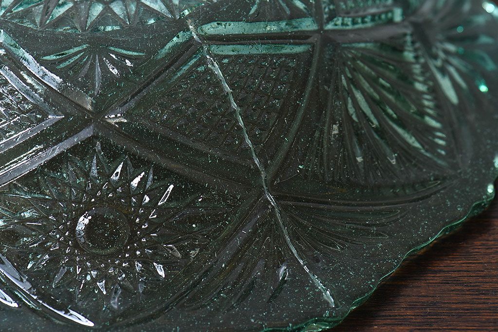 アンティーク雑貨　大正期　薄い緑色のプレスガラス製深皿(鉢、器、レース皿)