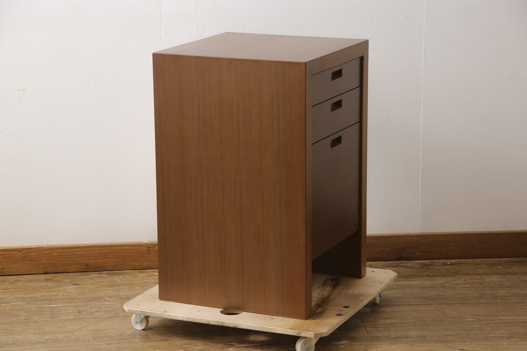 中古　超美品　CONDE　HOUSE(カンディハウス)　ウォールナット　ストライプ　DR-46　落ち着いた色合いとシンプルなデザインが魅力のサイドデスク(サイドチェスト、ナイトテーブル、サイドテーブル)(定価約20万円)(R-058169)