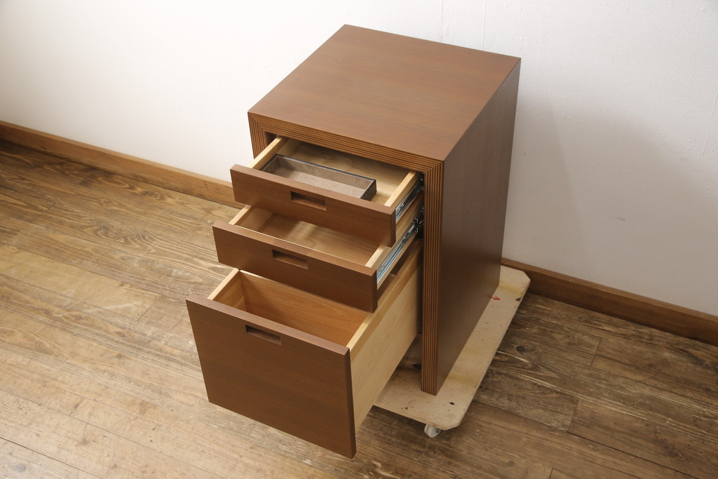 中古　超美品　CONDE　HOUSE(カンディハウス)　ウォールナット　ストライプ　DR-46　落ち着いた色合いとシンプルなデザインが魅力のサイドデスク(サイドチェスト、ナイトテーブル、サイドテーブル)(定価約20万円)(R-058169)