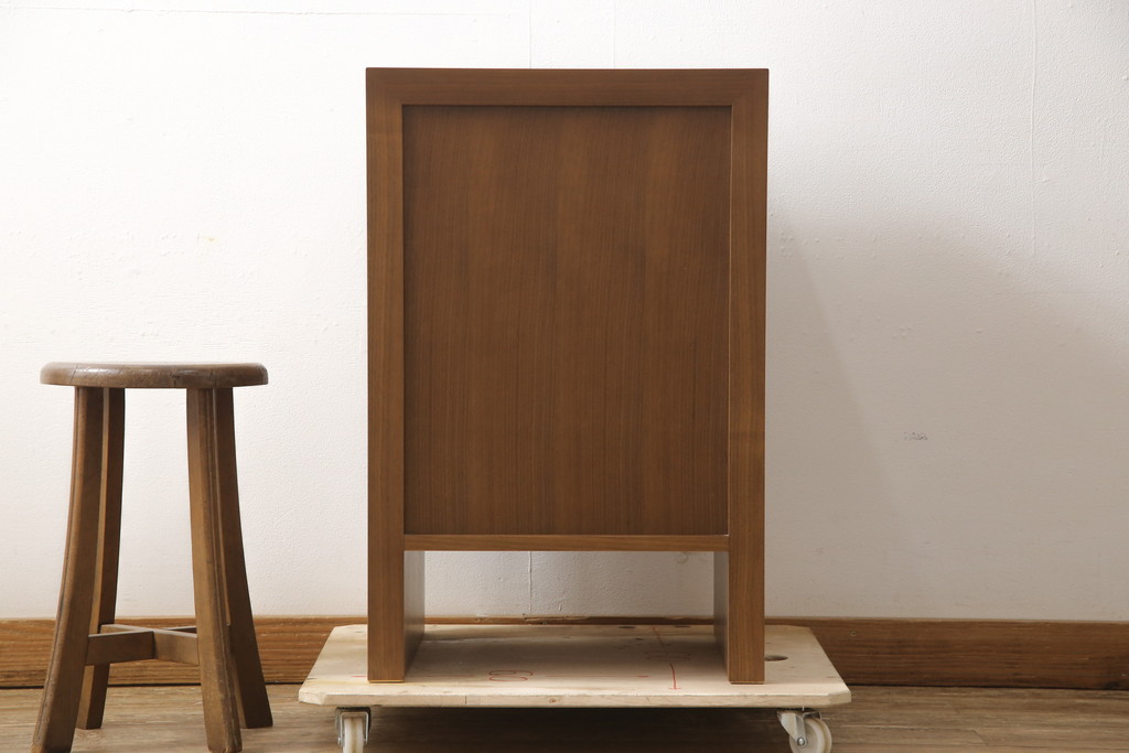 中古　超美品　CONDE　HOUSE(カンディハウス)　ウォールナット　ストライプ　DR-46　落ち着いた色合いとシンプルなデザインが魅力のサイドデスク(サイドチェスト、ナイトテーブル、サイドテーブル)(定価約20万円)(R-058169)