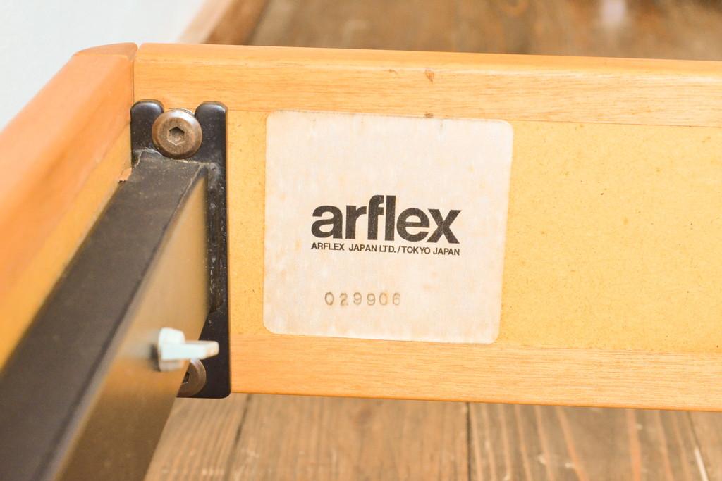中古　美品　arflex(アルフレックス)　GERBERA(ガーベラ)　チェリー材　温かみのある木の風合いとシンプルなデザインが魅力的なベッドフレーム(ダブルベッド、ダブルサイズ)(定価約38万円)(R-058374)