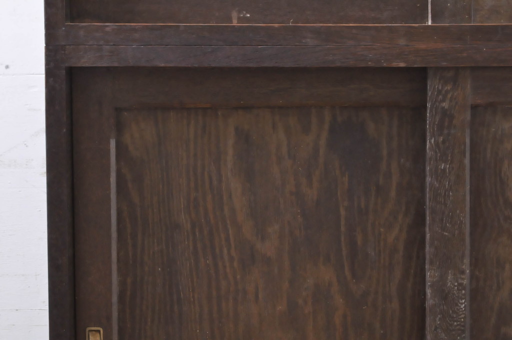 和製アンティーク　ナラ(楢)材　昭和レトロな雰囲気漂う二段重ね収納棚(食器棚、カップボード、戸棚、キャビネット、本箱、ブックケース)(R-068538)