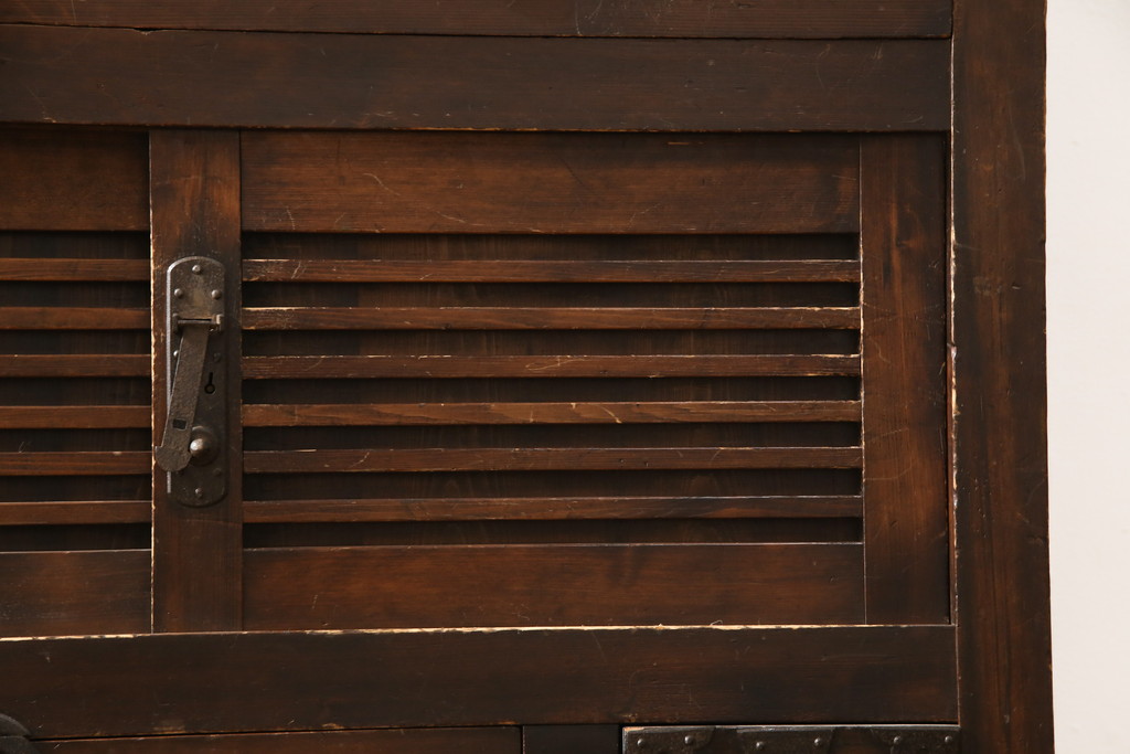和製アンティーク　明治期　檜(ヒノキ)材　横桟引き戸の美濃帳場箪笥(収納棚、戸棚、時代箪笥、和タンス)(R-058649)
